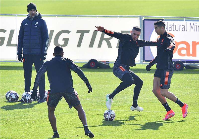 ديميرال مع فريقه