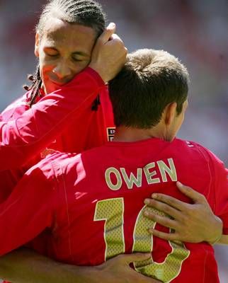 أوين و فيرديناد يتعانقان فرحا بالنتيجة الكبيرة