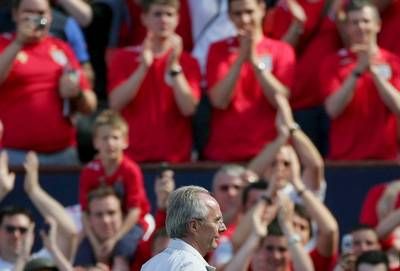 المدرب اريكسون في بحر من المشجعين