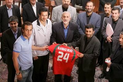 الرئيس الإيراني أحمد نجاد يستلم قميصه الذي يحمل اسمه ورقم 24