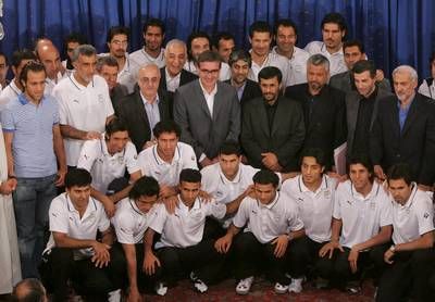 أحمد نجاد في صورة تذكارية في القصر الرئاسي مع لاعبي المنتخب الإيراني