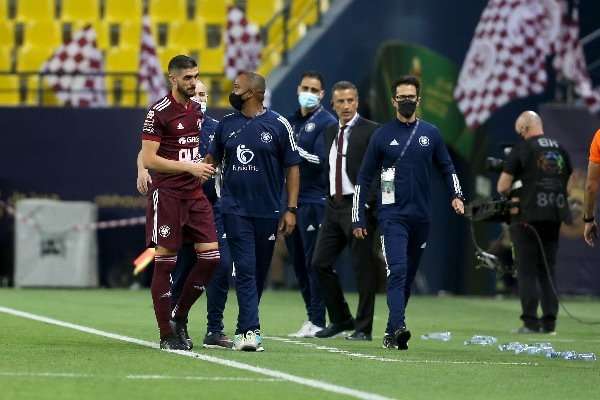 روسي يغادر بالبطاقة الحمراء