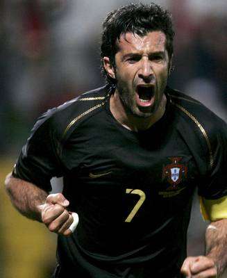 لويس فيجو محتفلا بعد تسجيله الهدف الثالث لمنتخب بلاده في اللقاء