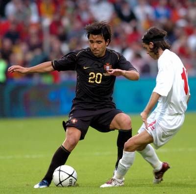 البرتغالي ديكو يحاول المرور من لاعب لوكسبورج كارلوس فيريرا