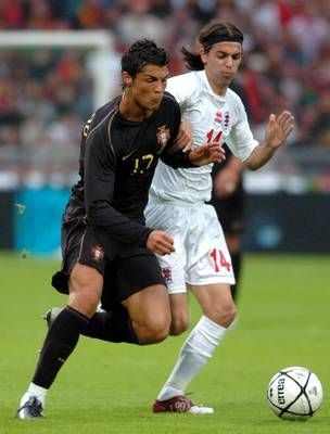 كريستيانو رونالدو في صراع على الكرة مع فيريرا لاعب لوكسبورج