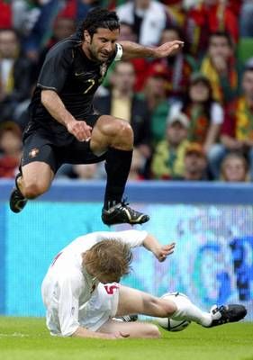 لويس فيجو يحاول تجاوز لاعب لوكسبورج رايتر كلاود