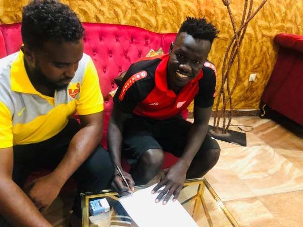 تيري خلال التوقيع