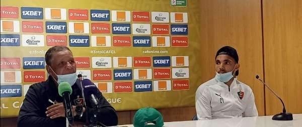 عمراني وحشود خلال الموتمر الصحفي 