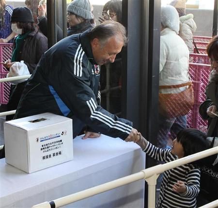 الإيطالي زاكيروني يقدم التبرعات لعائلات ضحايا الزلزال وتسونامي