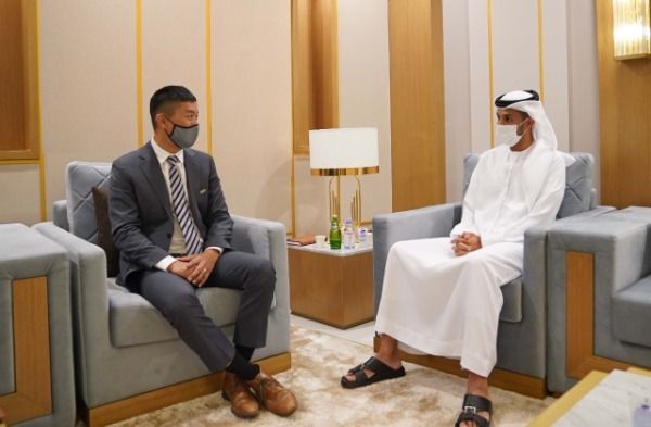 الظاهري وجيمس ليو