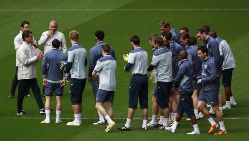 فابيـ كابيلـو يتحدث إلى لاعبي منتخب إنجلترا أثناء مران اليوم الإثنين في ويمبلي