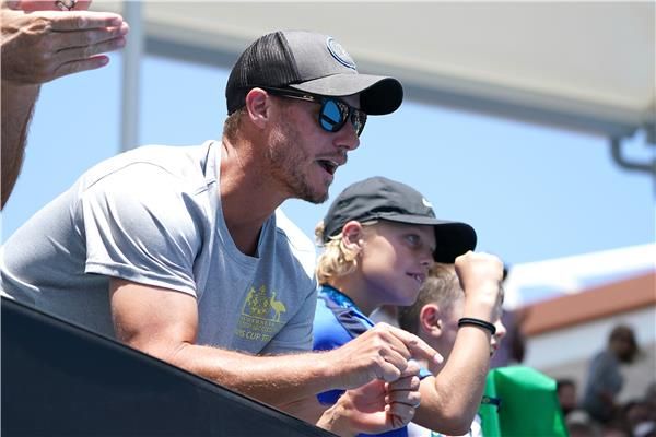 ليتون هيويت وإبنه