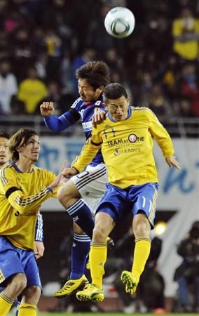 كازويوشي ميورا في صراع كروي مع المدافع كوريهارا