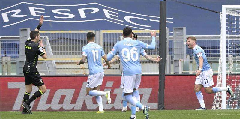 إيموبيلي مع لاعبي لاتسيو