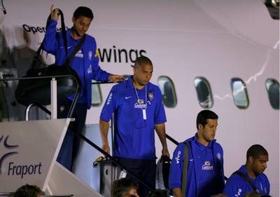 المنتخب البرازيلي لحظة نزوله من الطائرة التي اقلتهم في فرانكفورت مساء الامس