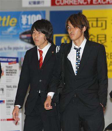 ثنائي الهجوم أوسامي وناغاي بعد عودتهم لمطار ناريتا الدولي باليابان