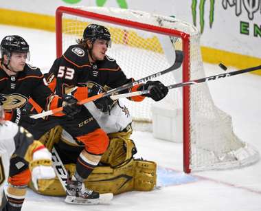 2021-04-18t230547z_2045178104_mt1usatoday15924493_rtrmadp_3_nhl-vegas-at-anaheim-ducks_reuters