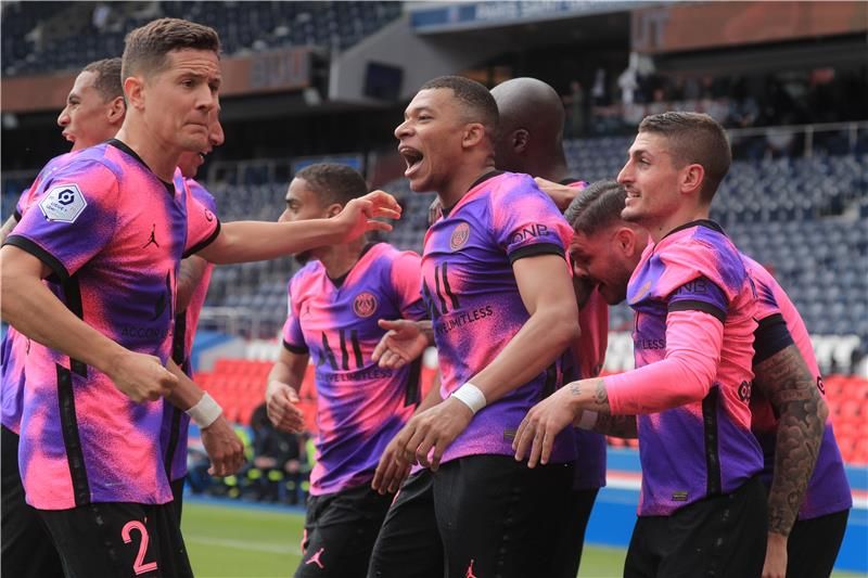 هيريرا مع لاعبي سان جيرمان