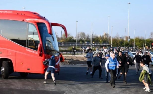 حافلة ليفربول تتعرض لهجوم المشجعين