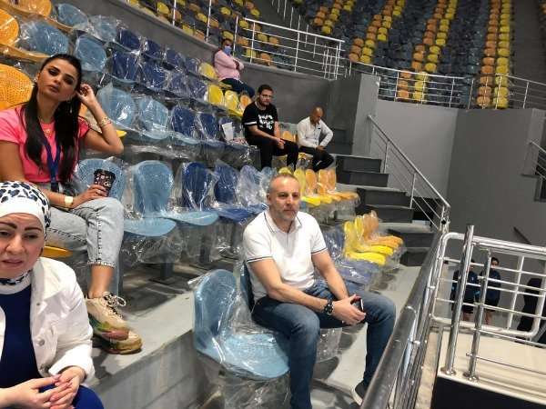 بعض الحضور في المباراة