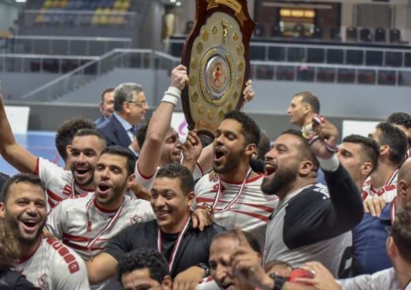 لاعبو الزمالك بدرع الدوري