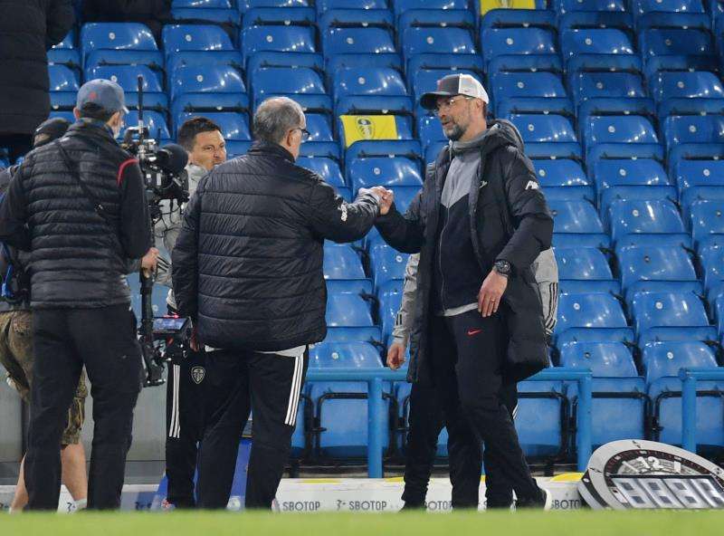 كلوب يصافح بيلسا بعد مباراة ليدز يونايتد