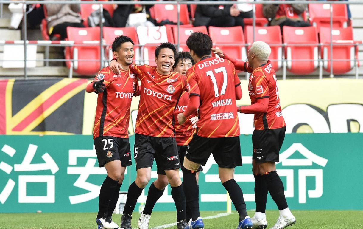 لاعبو ناجويا جرامبوس 