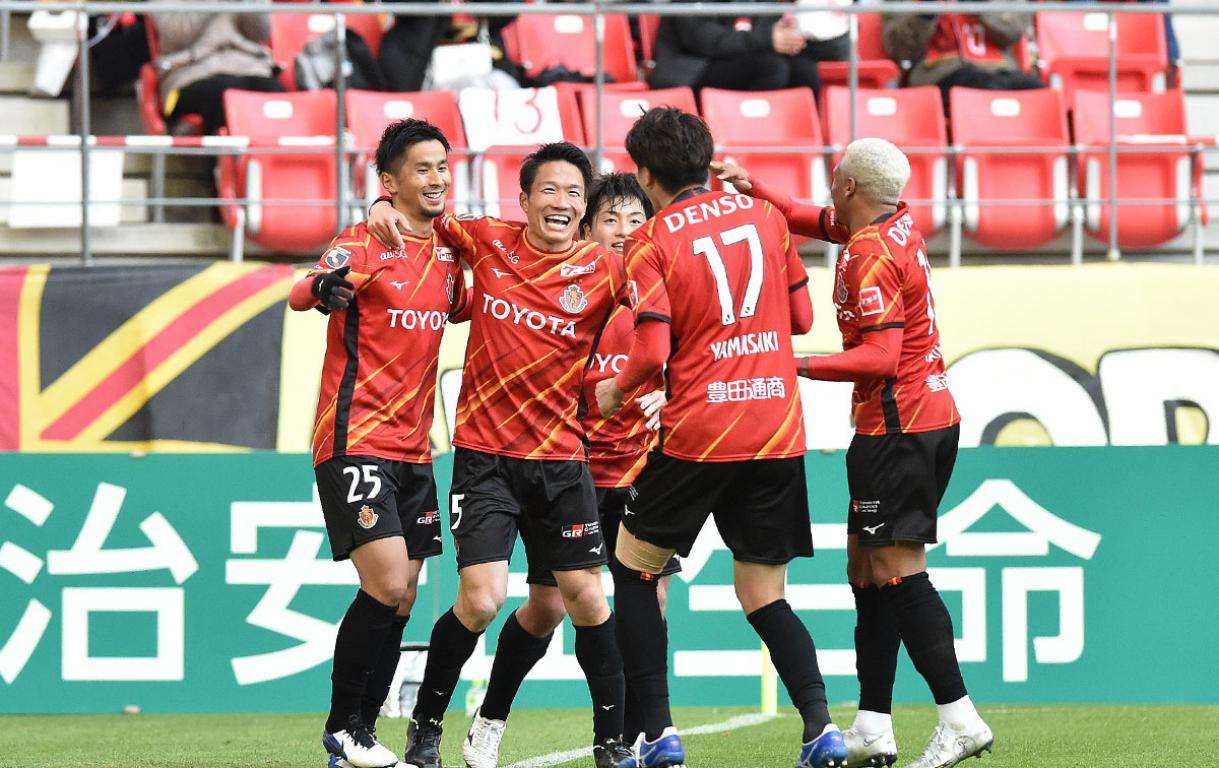 لاعبو ناجويا جرامبوس 