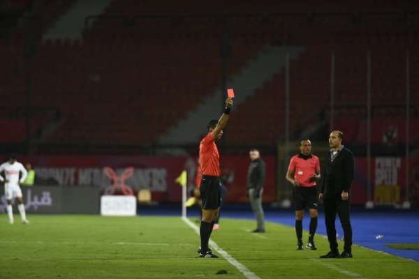 الحكم يشهر الكارت الأحمر لطلعت