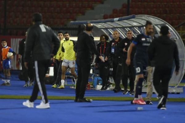 جانب من أزمة محمد طلعت مع بدلاء الزمالك