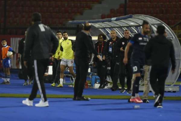 جانب من أزمة محمد طلعت مع بدلاء الزمالك