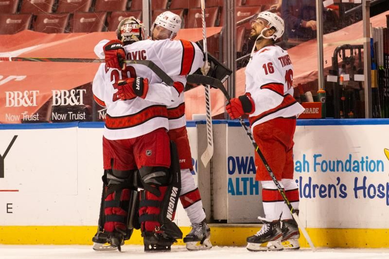 2021-04-23t015125z_1594811525_mt1usatoday15947972_rtrmadp_3_nhl-carolina-hurricanes-at-florida-panthers_reuters
