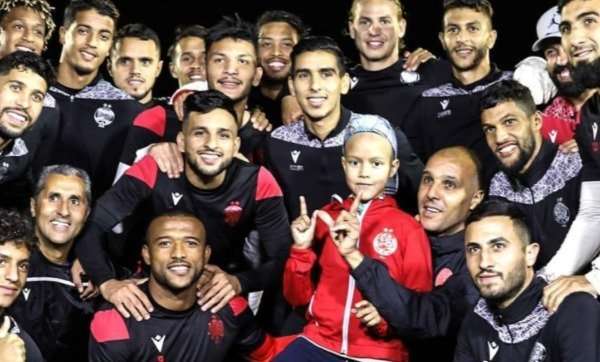 الطفل مع لاعبي الوداد