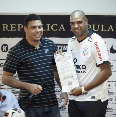 أدريانو بجانب البرازيلي المُعتزل حديثاً رونالدو