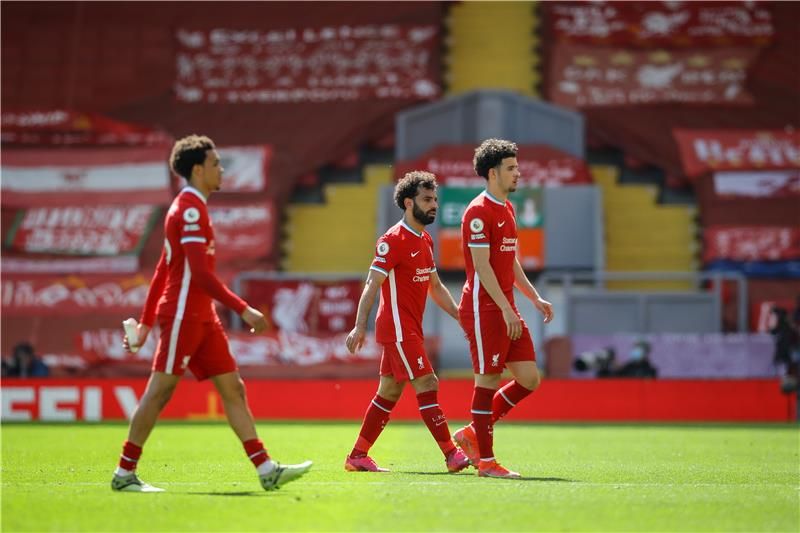 صلاح يغادر الملعب