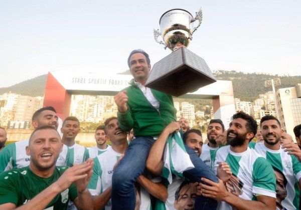 نبيل بدر مع لاعبي الأنصار