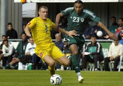 الأوكرانى أندريه والليبى عبدالناصر صليل فى صراع على الكرة 