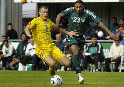 الأوكرانى أندريه والليبى عبدالناصر صليل فى صراع على الكرة 