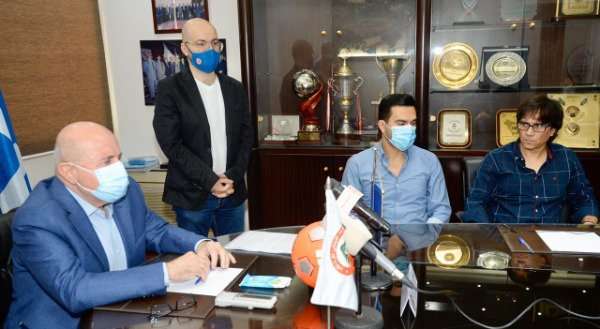 بعد توقيع العقود