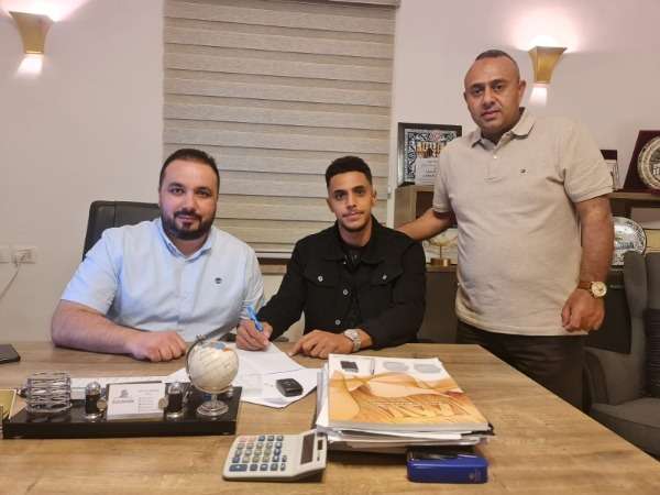 محمود عويسات يوقع لهلال القدس