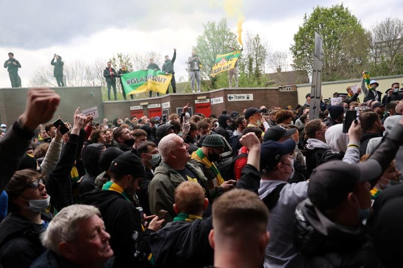 من اقتحام الاستاد