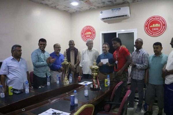  من تكريم إدارة النادي للاعب