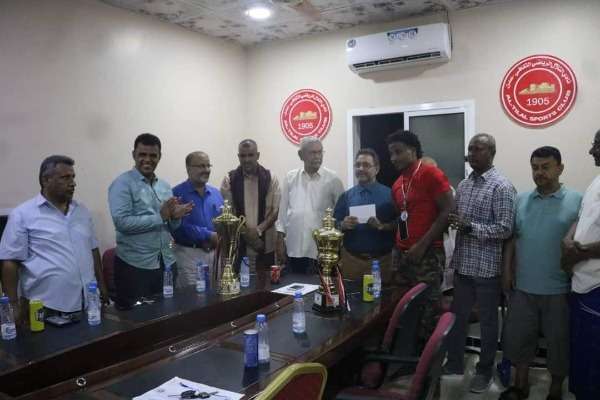 من تكريم إدارة النادي للاعب