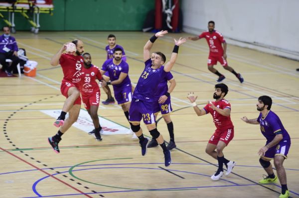 من مباراة شباب الأهلي والعين