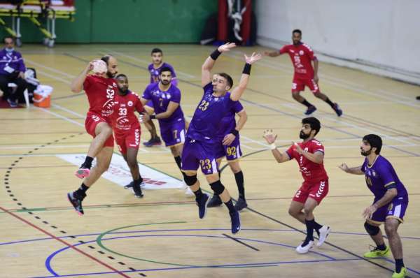 من مباراة شباب الأهلي والعين