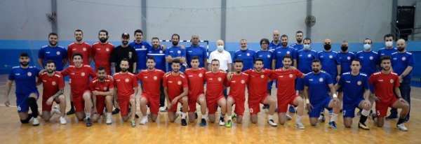 رئيس الاتحاد اللبناني مع منتخب الصالات