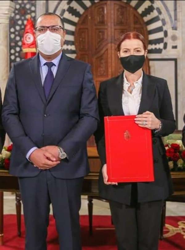 وزيرة الرياضة سهام العيادي مع رئيس الحكومة