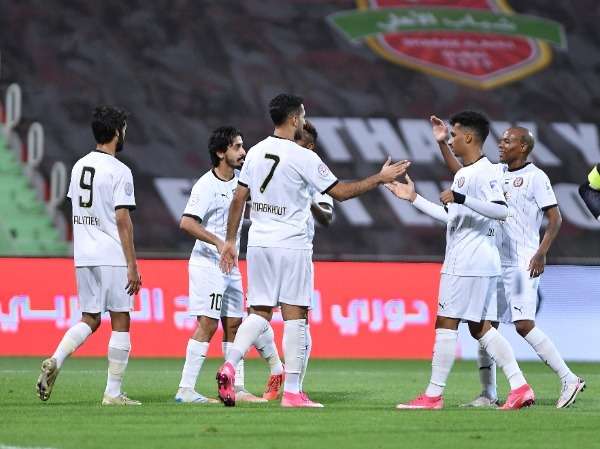 لاعبو الجزيرة 