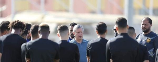 حمدي المدب لدى اجتماعه باللاعبين والجهاز الفني