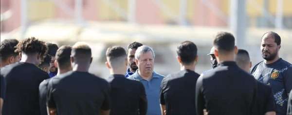 حمدي المدب لدى اجتماعه باللاعبين والجهاز الفني